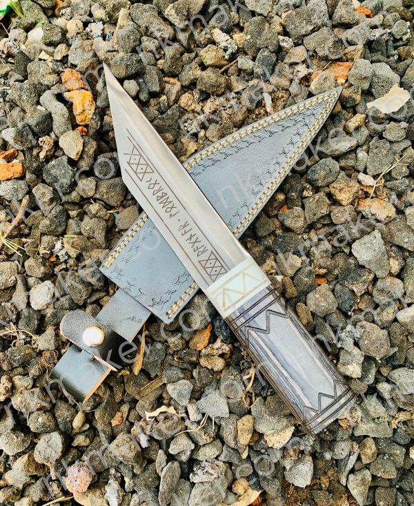 Custom Handcrafted Knives with Leather Sheaths!* 🔥  For sale: A set of 2 stunning handcrafted knives with intricate designs on both the blades and leather sheaths. - Image 4